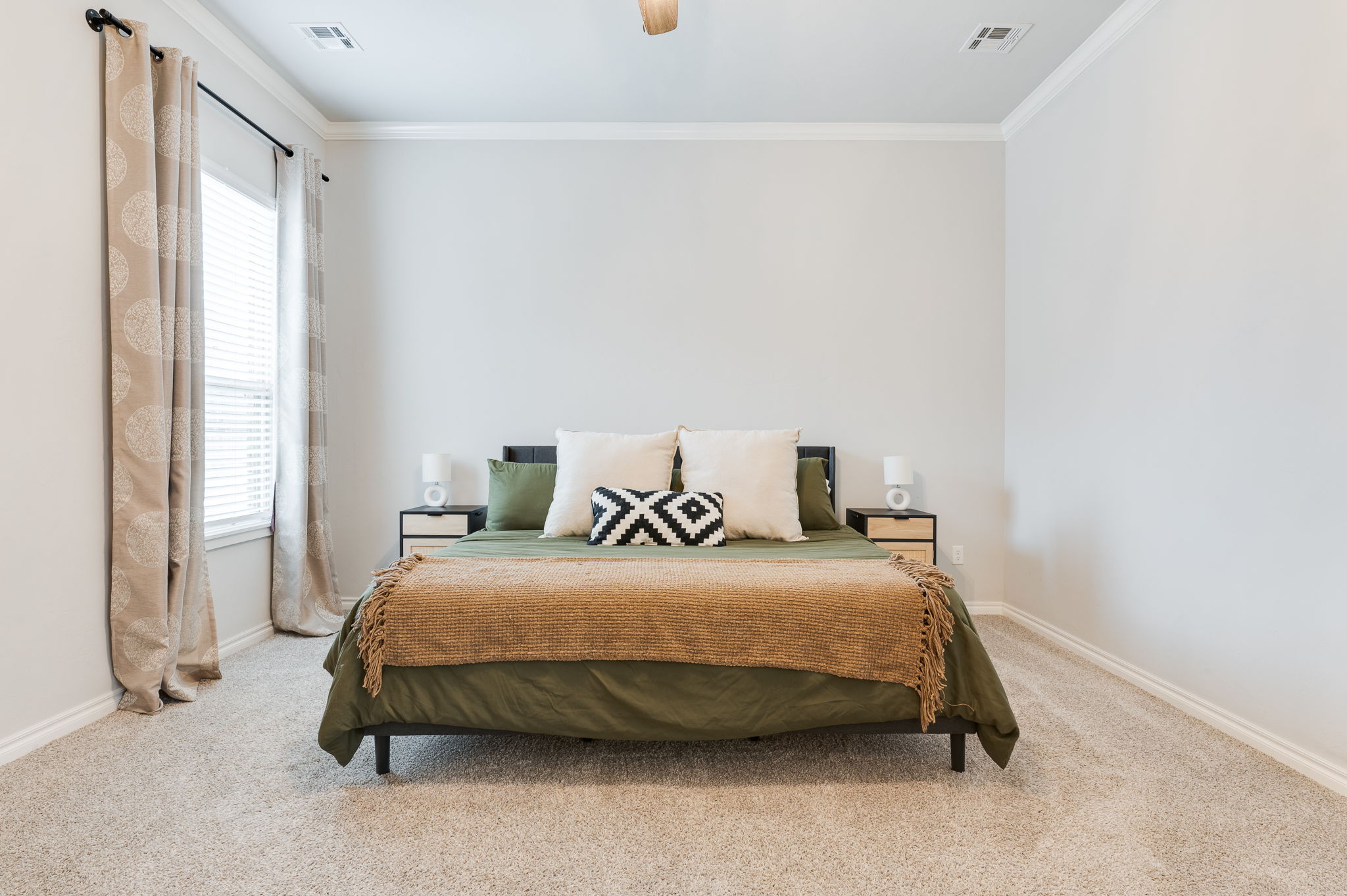 14301-Kamber-Drive-Yukon,-Oklahoma-Primary-Bedroom-and-Bathroom-15