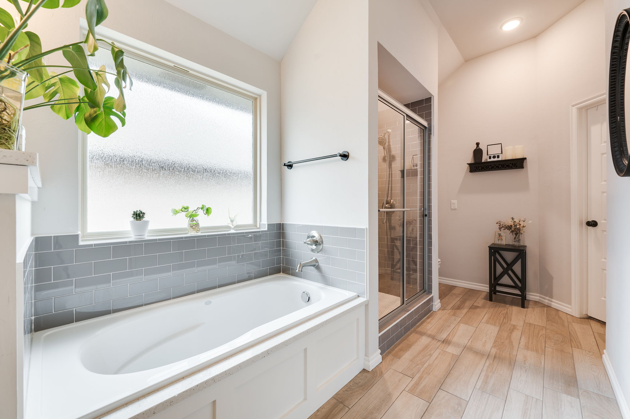 14301-Kamber-Drive-Yukon,-Oklahoma-Primary-Bedroom-and-Bathroom-4