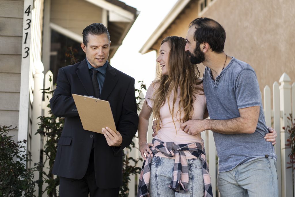 couple signing papers fr new house x